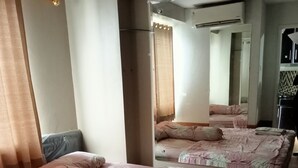 Une chambre à coucher avec un grand lit, une chaise et un miroir.
