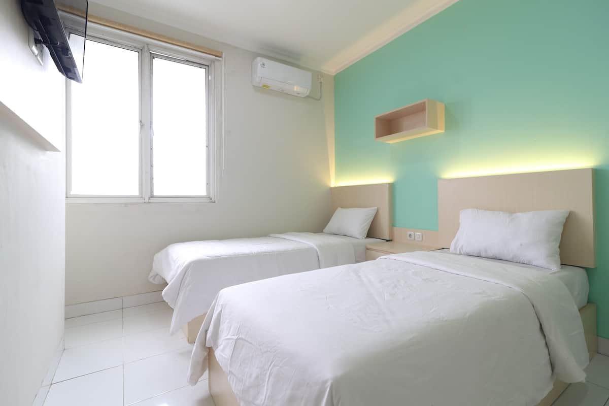 Twin Room | Desk, free WiFi, bed sheets