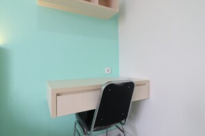 Desk, free WiFi, bed sheets - Mroom Ds 2 (Gading Serpong)