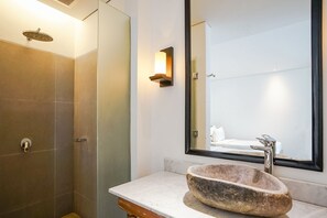 Villa - 2 soveværelser | Badeværelse | Bruser, håndklæder