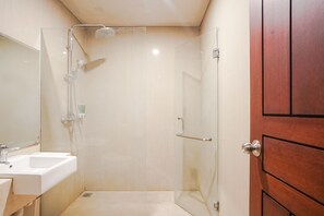 Shower, free toiletries, towels - Akarsa Transit (Denpasar)