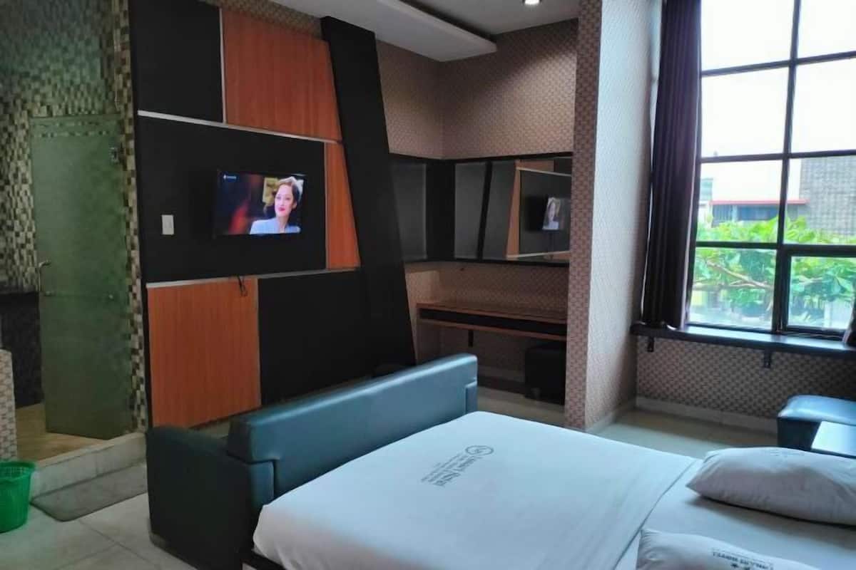 1 bedroom, desk, free WiFi, bed sheets