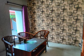 Luxury Room | Desk, free WiFi, bed sheets - Lonari Hotel (Medan)