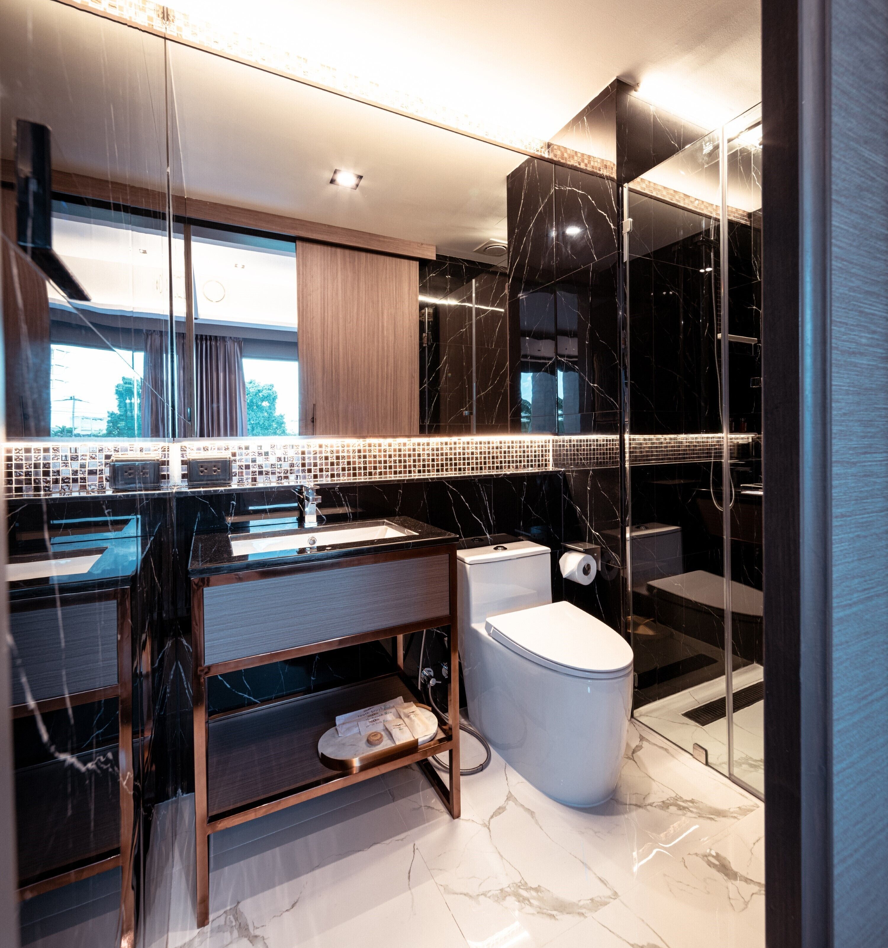 Habitación doble estándar | Baño | Regadera, regadera tipo lluvia, amenidades de baño gratuitas 