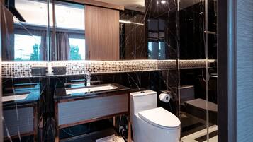 Standard Double Room | Bathroom | Shower, rainfall showerhead, free toiletries, hair dryer