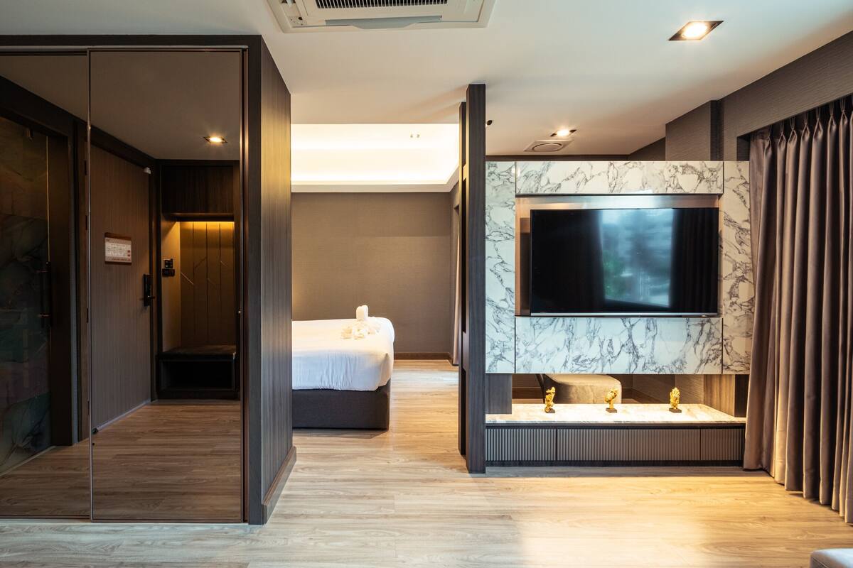 Minibar (free items), in-room safe, desk, WiFi (free)
