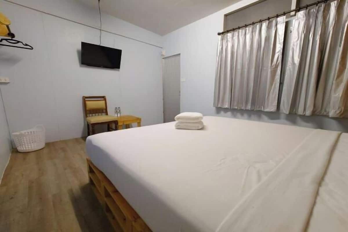 WiFi (free), bed sheets