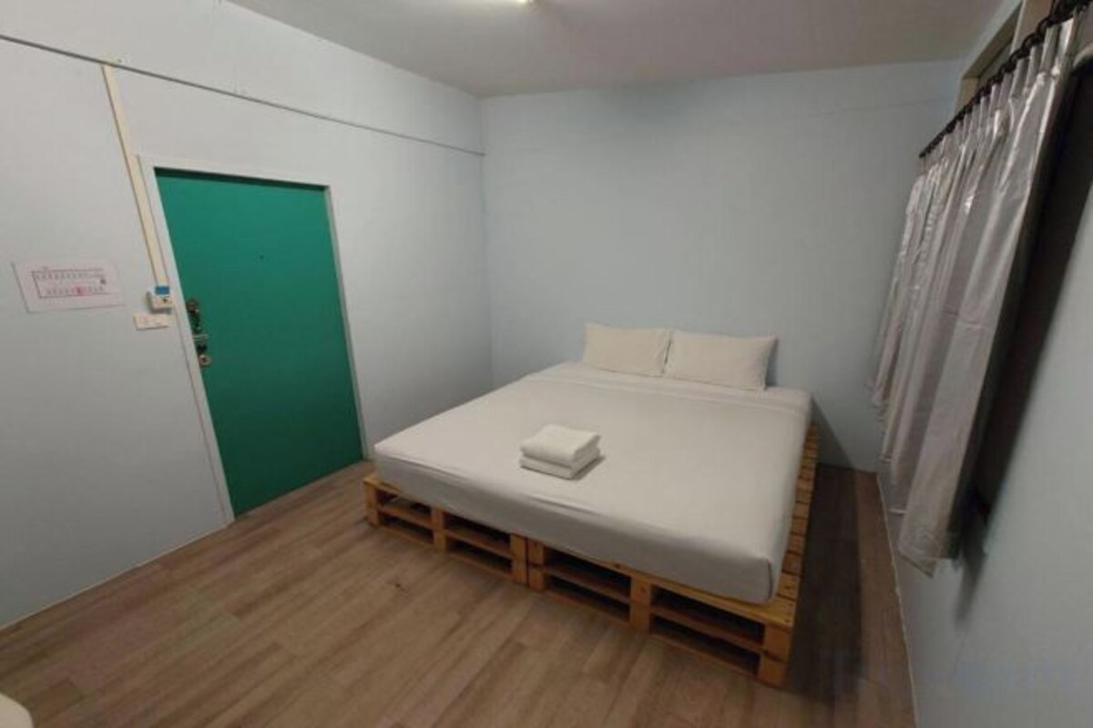 WiFi (free), bed sheets