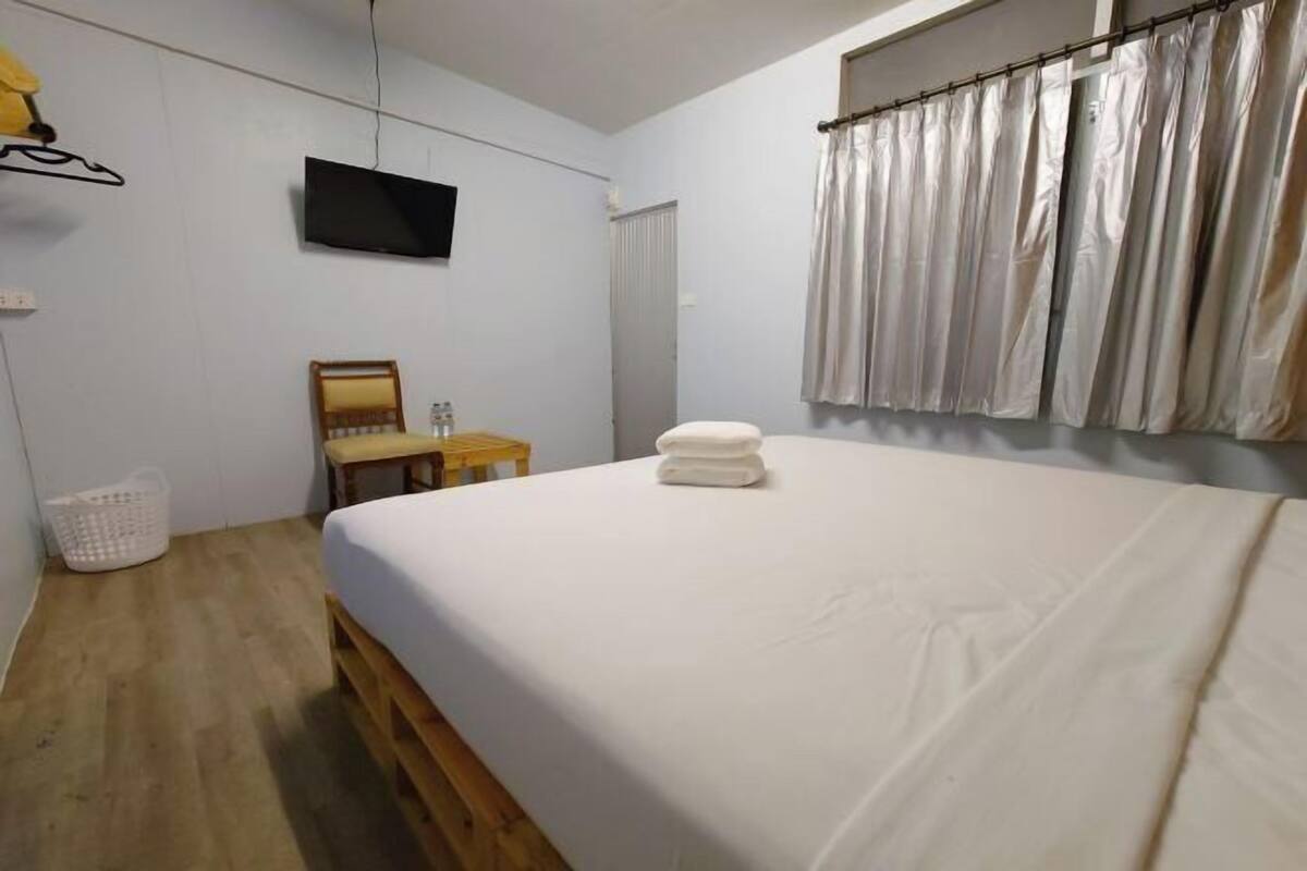 WiFi (free), bed sheets