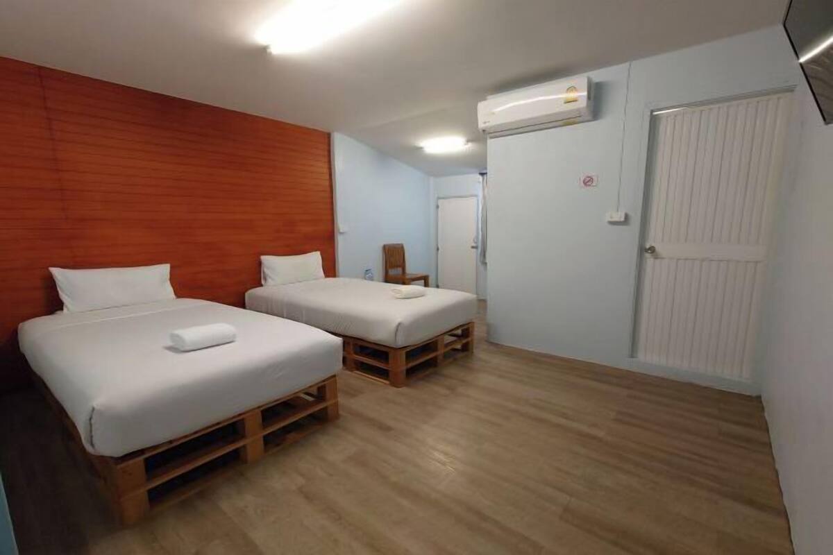 WiFi (free), bed sheets
