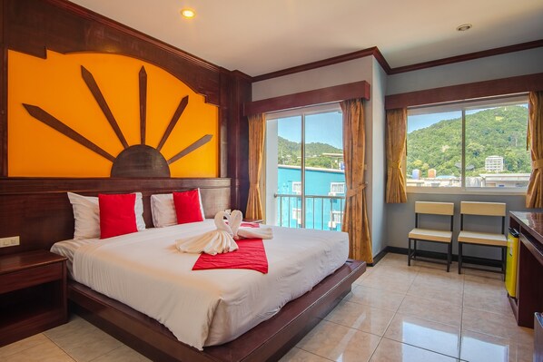 Escritorio, wifi gratis y ropa de cama