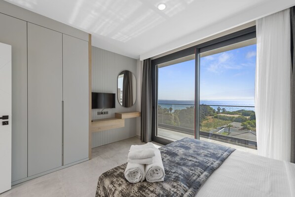 Deluxe Suite | Egyptian cotton sheets, premium bedding, soundproofing