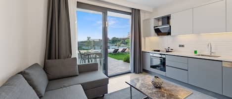Superior Suite, Pool Access | 1 bedroom, Egyptian cotton sheets, premium bedding, soundproofing