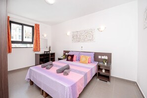 2 chambres, fer et planche à repasser, lit parapluie, Wi-Fi gratuit