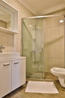 Basic Double Room | Bathroom | Shower, hair dryer, towels, soap