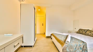 Basic Double Room | Hypo-allergenic bedding, minibar, desk, free WiFi