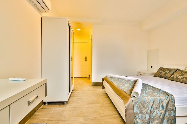 Quarto casal básico | Roupas de cama antialérgicas, frigobar, escrivaninha, Wi-Fi de cortesia