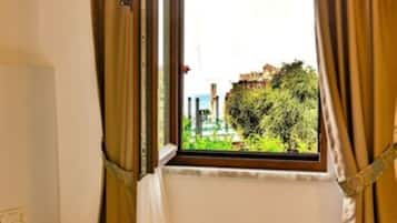 Basic Double Room | Hypo-allergenic bedding, minibar, desk, free WiFi