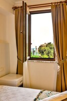 Basic Double Room | Hypo-allergenic bedding, minibar, desk, free WiFi