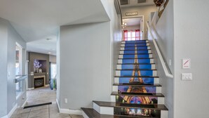 En trappa med en design inspirerad av Paris, en öppen spis och en skylt som visar att det finns en trappa här.