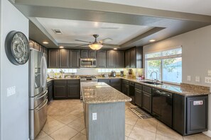 Fridge, microwave, oven, stovetop - Whole home,pool/spa great location and 15m to Vegas strip, hike,golf,attractions (Henderson)