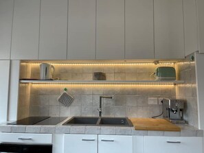 Frigorifero, microonde, forno, piano cottura