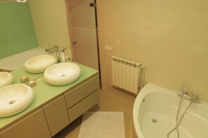 Ducha y bañera combinadas, bidé y toallas