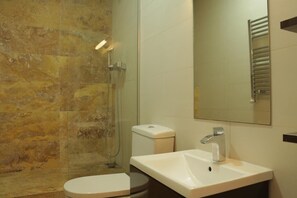 Ensemble douche/baignoire, bidet, serviettes fournies
