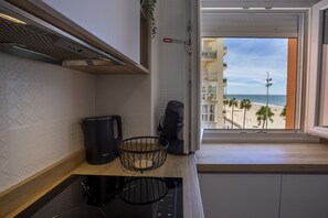 Refrigerador, microondas, lavavajillas y cafetera y tetera 