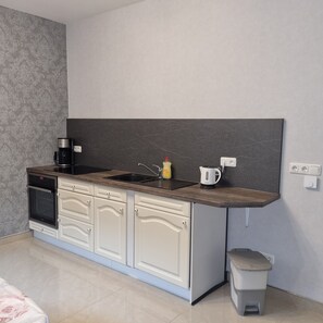 Een koelkast, een oven, een kookplaat, een vaatwasser