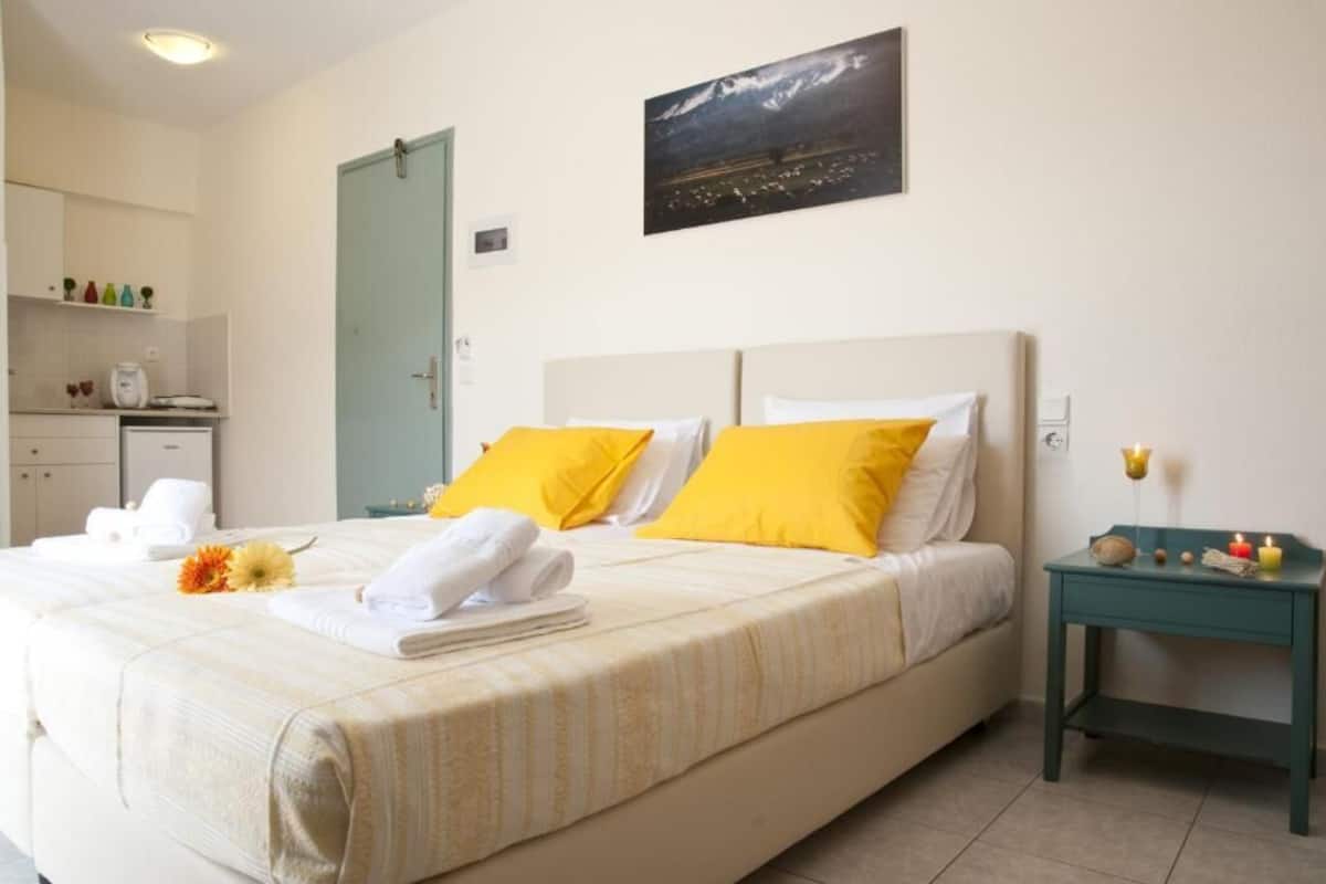 Habitación Confort con 1 cama matrimonial o 2 individuales | Caja de seguridad en la habitación y escritorio