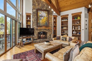 Televisión y chimenea 