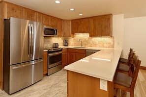 Kylskåp, mikrovågsugn, ugn och spishäll