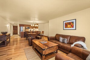 Een televisie en een open haard