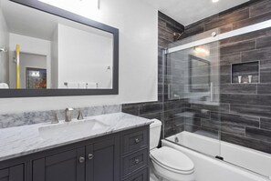 Combined shower/tub, hair dryer, towels