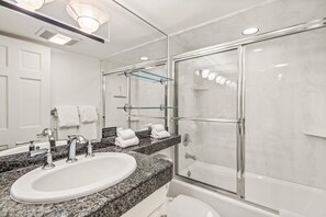 Combined shower/tub, hair dryer, towels