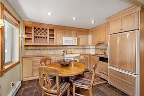 Fridge, microwave, oven, stovetop - Silverglo Condominiums Unit 105 | Cozy Condo Walking Distance to Town with Access to a Pool (Aspen)