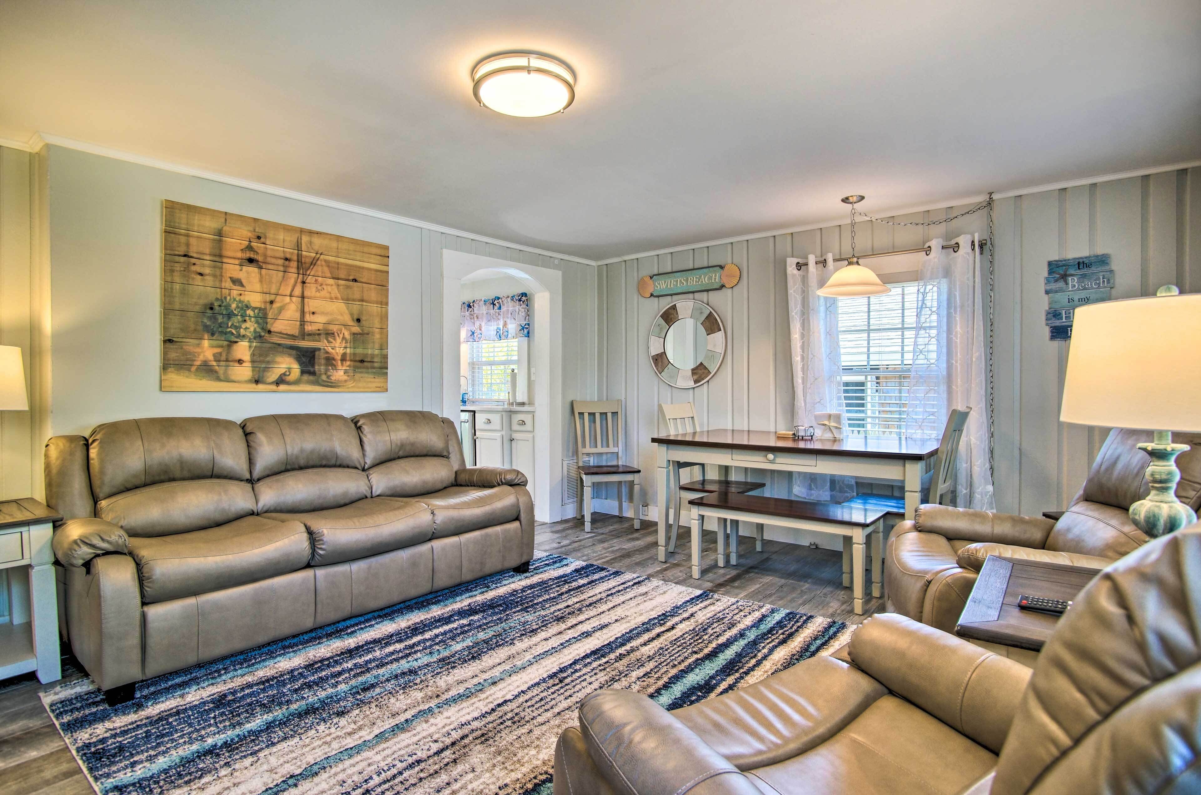 Wareham Cottage w/ Deck, Walk to Swift's Beach