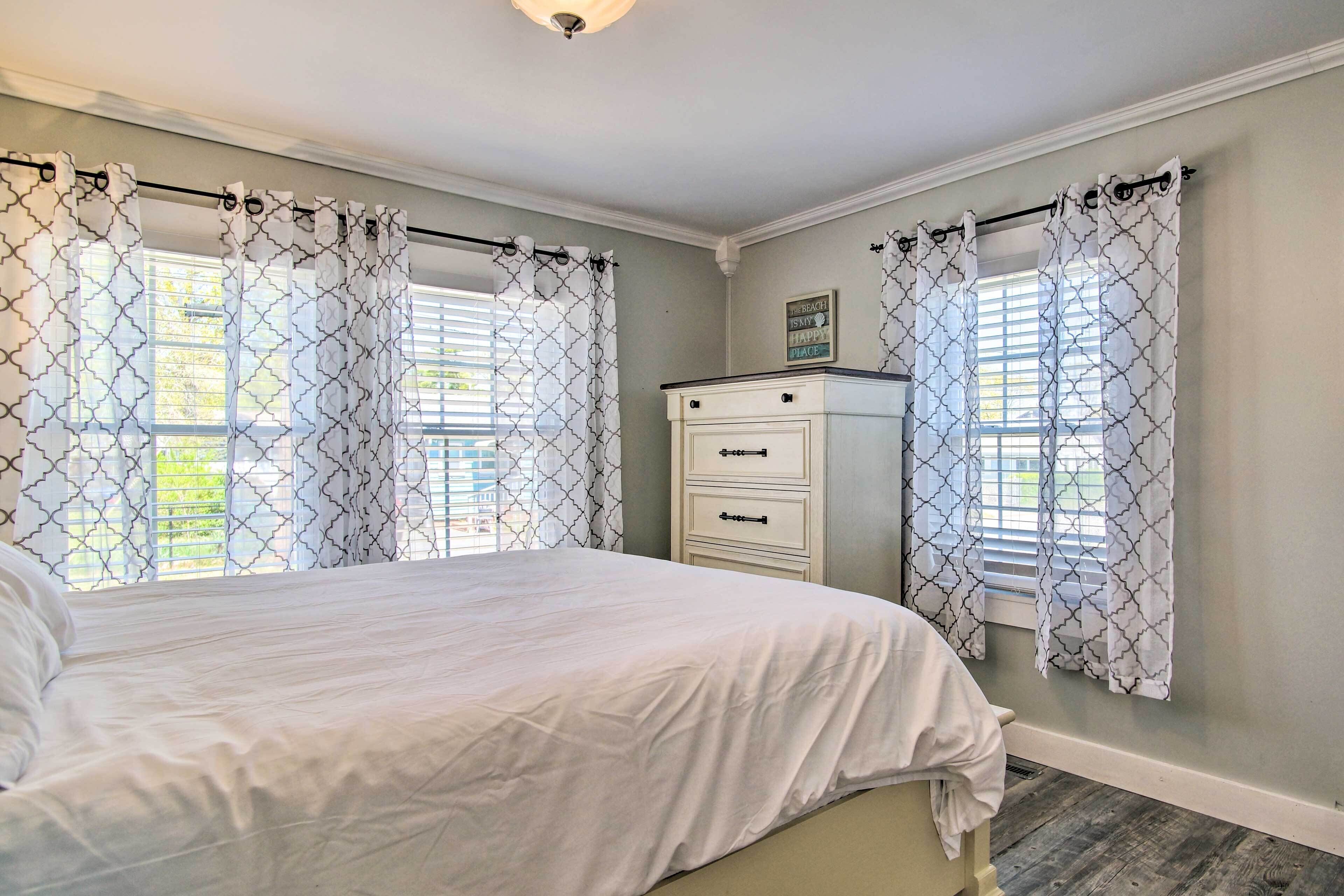 2 bedrooms, desk, iron/ironing board, internet