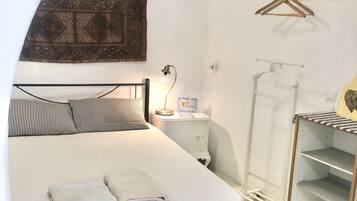 1 camera, una scrivania, ferro/asse da stiro, lenzuola