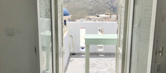 Cycladic White Stone House in super convinent location Chora