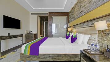Deluxe Room | Desk, iron/ironing board