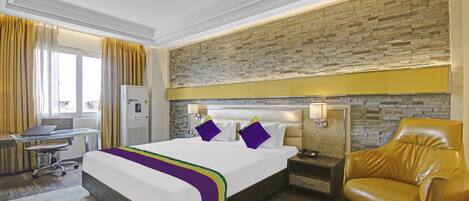 Escritorio y tabla de planchar con plancha