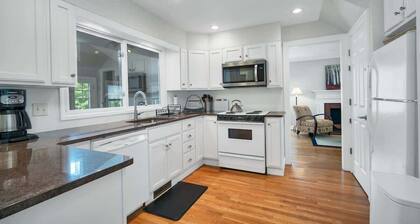 Black Point Retreat - Entertain & Enjoy the Beach!