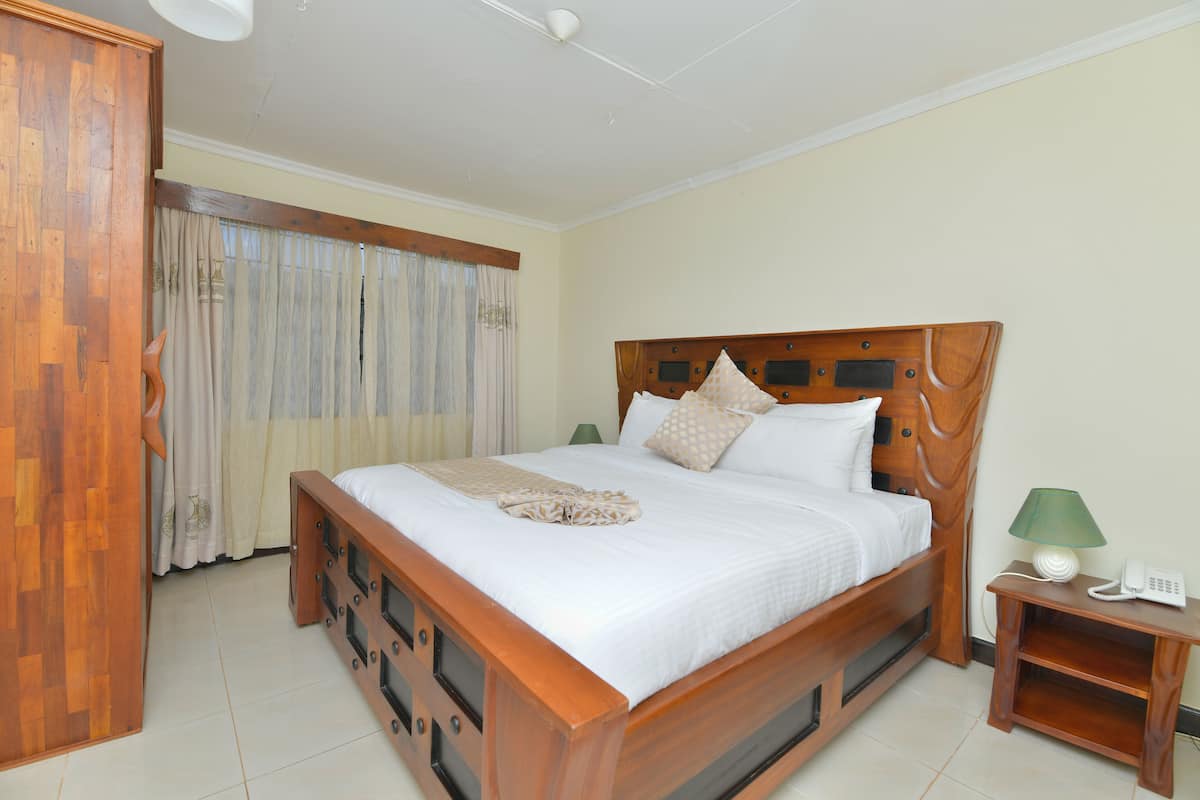 Junior Double Room | 1 bedroom, minibar, in-room safe, desk