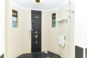 Apartamento standard | Banheiro | Secador de cabelo, roupões de banho, chinelos, toalhas de banho