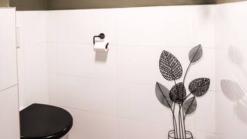 Deluxe Apartment | Bathroom | Hair dryer, soap, shampoo
