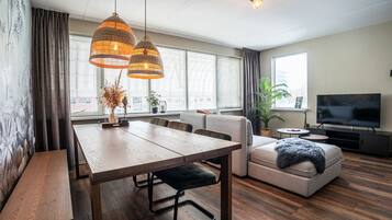 Deluxe appartement | Woonruimte | Een televisie