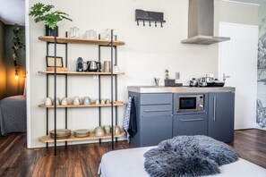 Appartement Deluxe | Cuisine privée | Réfrigérateur, micro-ondes, plaque de cuisson, lave-vaisselle