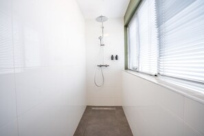 Deluxe Apartment | Bathroom | Hair dryer, soap, shampoo - The Lion King (Groningen)